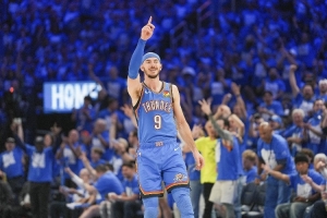 卡鲁索：生涯首冠后没游行 所以在俄城的游行我喝了两次的酒