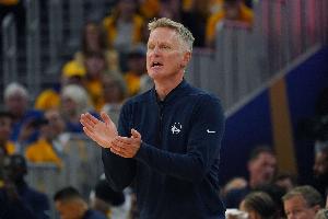 科尔谈限制小卡：让大个子保持对他的防守 尽力让他出手更困难