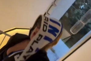 整蛊女友头戴皇马围巾叫醒正在睡觉的维尼修斯：你喜欢吗？