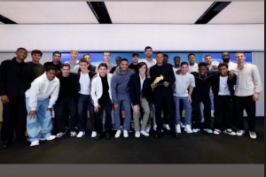 姆巴佩领取欧洲金靴奖，维尼修斯社媒：祝贺我的兄弟