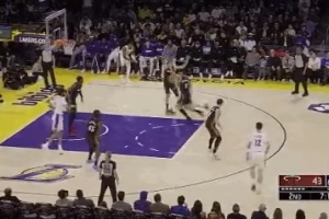 防守人倒地了！东契奇突破包夹直杀篮下 倚住防守上篮打中