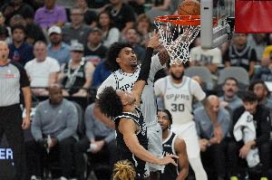 希望无碍！马刺队记：哈珀脚穿保护靴 拄着拐杖离开了球馆