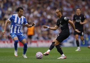 西蒙斯6500万欧元加盟热刺后表现低迷，遭遇球迷和媒体批评