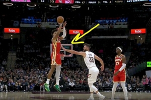 就差一点点！杰伦-约翰逊三节结束加长压哨三分命中 但先超时！