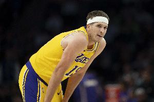 雷迪克：里夫斯昨天第一节就出现腹股沟酸痛 明天会公布更多信息