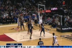 找回感觉！马克西突破高高抛传 德拉蒙德底线空接双手暴扣！