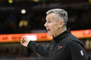 6胜1负东部第1 多诺万：我们必须打得更有对抗性 一起抢板&分享球